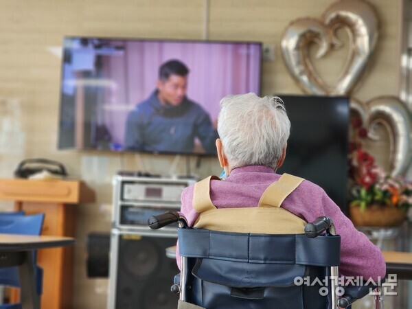 청주에 위치한 한 요양원에서 TV를 보고 계신 입소 어르신 /김현우 기자