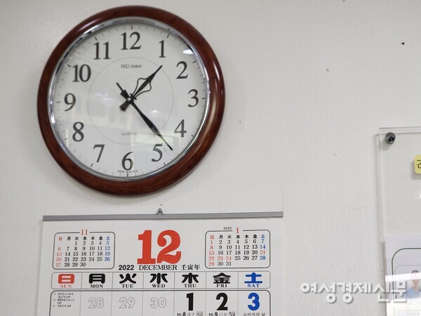 한 요양원 벽에 걸려 있는 달력 /김현우 기자