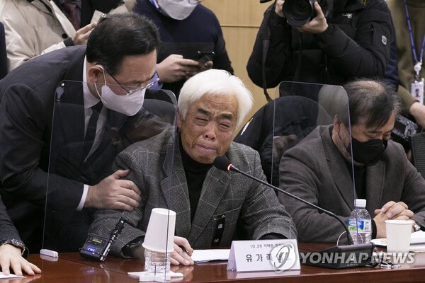 국민의힘 주호영 원내대표(왼쪽)가 20일 오후 국회 의원회관 제9간담회실에서 열린 이태원 참사 유가족협의회 간담회에서 눈물 흘리는 이종철 10.29 이태원 참사 유가족협의회 대표를 위로하고 있다. /연합뉴스