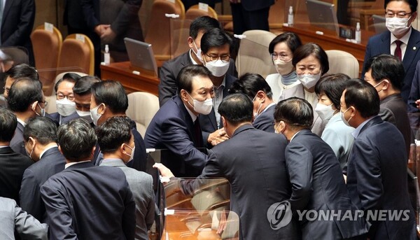 윤석열 대통령이 국회 본회의장에서 시정연설을 마친 뒤 여당 의원들과 악수하고 있다. /연합뉴스
