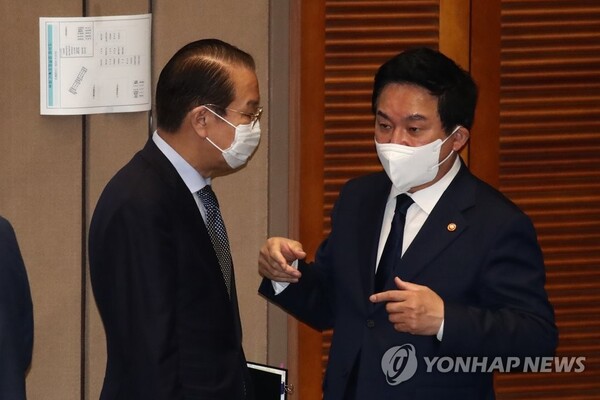 권영세 통일부 장관(왼쪽)과 원희룡 국토교통부 장관이 국회에서 열린 예산결산특별위원회에서 대화하고 있다. /국회사진기자단=연합뉴스