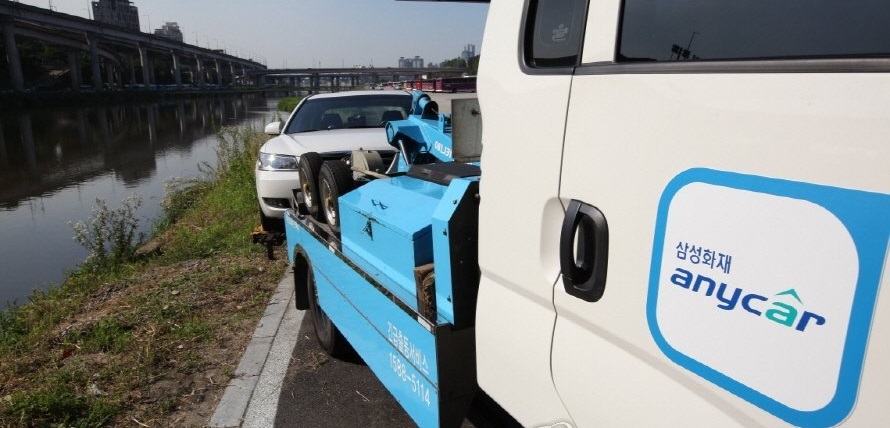 삼성화재 애니카 긴급출동 서비스를 요청한 한 개인용 차량이 견인되고 있다. /연합뉴스