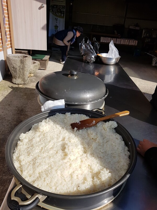 농가에서 손님이 찾아와 밥을 짓고 있다. /사진=김성주