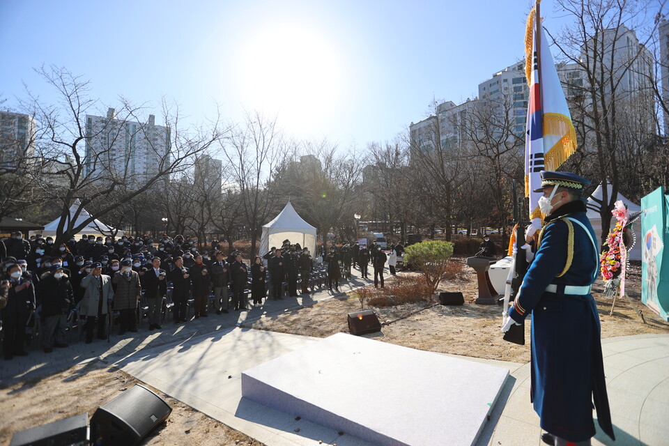 박민식 국가보훈처장이 30일 오전 경기도 성남시 분당중앙공원에서 열린 6.25참전유공자비 제막식에서 주요 내빈과 함께 국기에 경례하고 있다. /보훈처 제공=연합뉴스