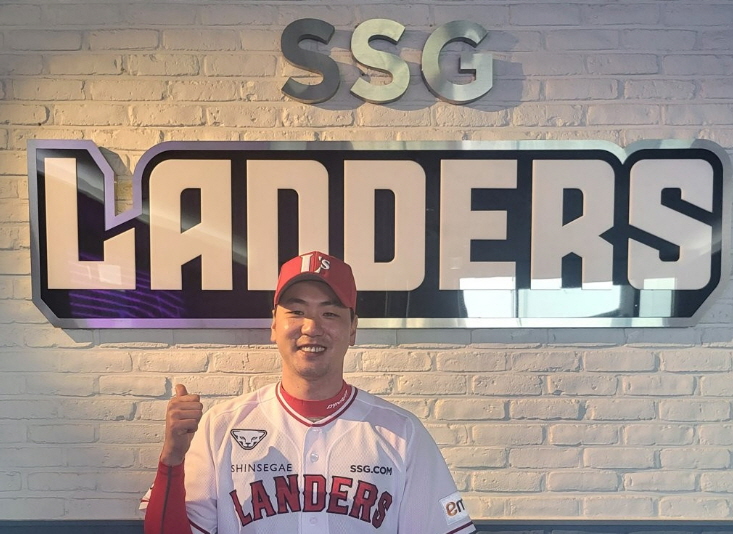 3년 만에 한국프로야구로 복귀한 왼손 투수 김광현이 SSG 랜더스 유니폼을 입고 기념 촬영을 하고 있다. 김광현은 8일 SSG 구단과 역대 프로야구 최고 계약 규모인 4년간 총액 151억원에 사인했다. 김광현은 SK 와이번스(SSG의 전신)가 잠정 결번으로 남긴 자신의 등번호 29번을 달고 뛴다. /연합뉴스