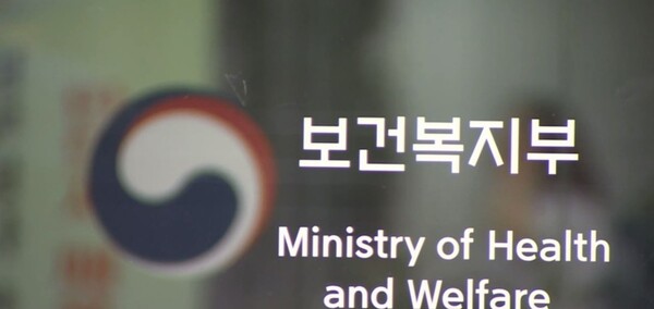 '바보'라는 의미의 한자어인 치매 병명을 질병을 지칭하는 새로운 용어로 개정하기 위해 보건복지부는 내년 1월 중 테스크포스(TF)를 구성하기로 했다. 보건복지부 /연합뉴스