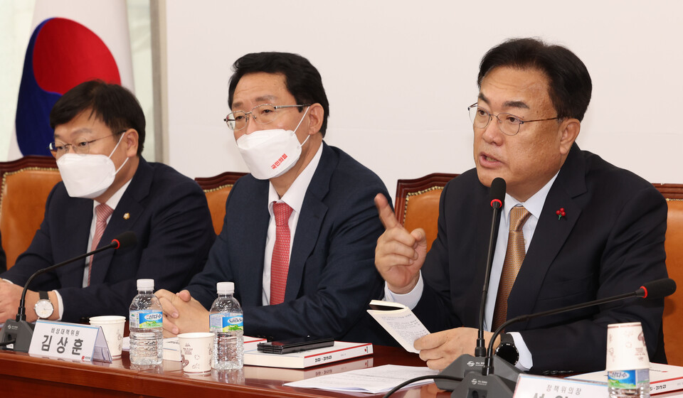 정진석 국민의힘 비상대책위원장이 19일 오전 서울 여의도 국회에서 기자회견을 열고 차기 당 대표와 최고위원을 선출할 때 당원 선거인단 투표 100%를 적용하는 내용의 당헌·당규 개정안을 비상대책위원회의에서 만장일치로 의결했다고 밝히고 있다./연합뉴스