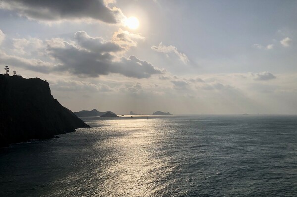 추자도 후포 포구를 옆으로 끼고 오른 45도 경사의  '나바론 절벽' 끝으로 숨차도록 걸어 올라 태양, 바람, 구름 그리고 바다의 캔버스(Canvas) 4중주가 묵직한 알레그로(Allegro)의 그림으로 협연한 인생 샷(Shot)의 몽환적 풍경을 멍하니 바라봅니다. 추자도 나바론 절벽 /사진=최익준