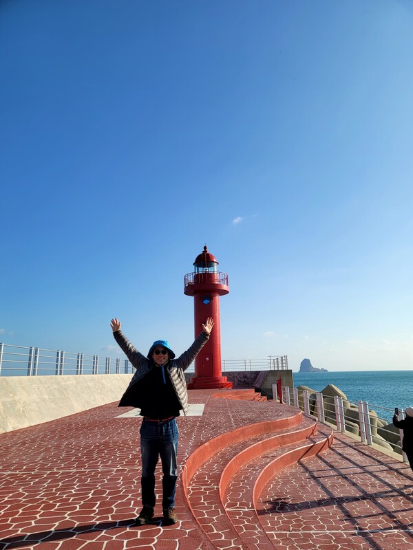 들숨과 날숨 그리고 땀의 상수로 걸어간 길의 종착지는 새로운 항로와 등대를 찾아낸 선장의 기쁨과 다름이 없겠지요. 추자도 신양항 빨간 등대 /사진=최익준