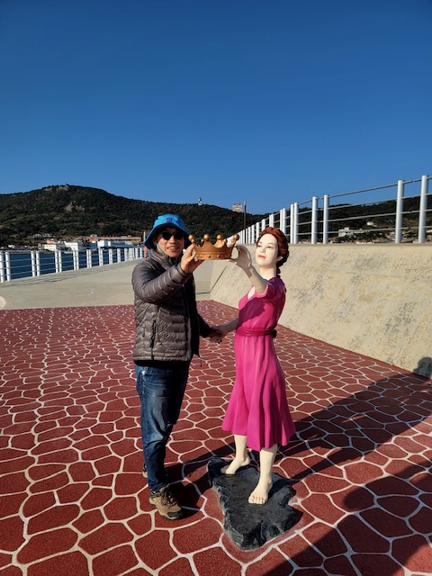 반도네온 반주에 맞춰 태양의 조명 아래 빨간 등대의 붉은 광장 한 가운데 무대에서 이리저리 돌아가며 춤을 춥니다. 탱고의 여신이 저에게 왕관을 씌워 주면서 저에게 눈빛으로 귓속말을 걸어옵니다. 등대 가는 길 춤추는 여인상 /사진 = 최익준