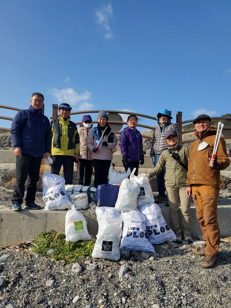 진정한 기쁨은 세상에서 받은 사랑에 고금리 이자를 쳐서 되갚아 주는 기도와 봉사에서 만들어짐을 해양 쓰레기 청소를 통해 배웠지요. 추자도 신양항에서 클린 올레 해양쓰레기 수거 봉사를 하며 /사진=최익준