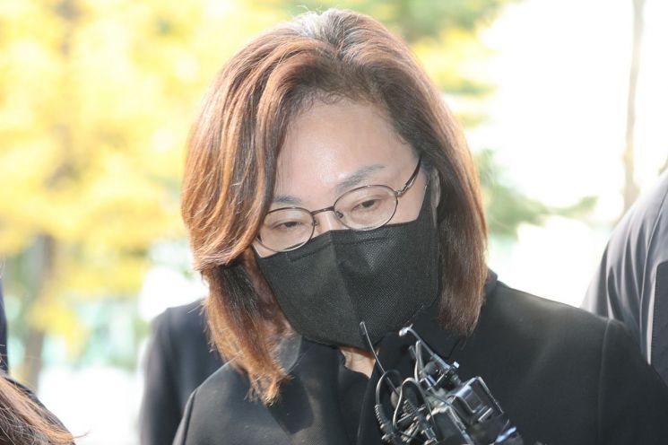 박희영 용산구청장이 지난 11월 18일 서울 마포구 이태원 사고 특별수사본부(특수본)에서 피의자 신분으로 조사받기 위해 출석하고 있다. /연합뉴스