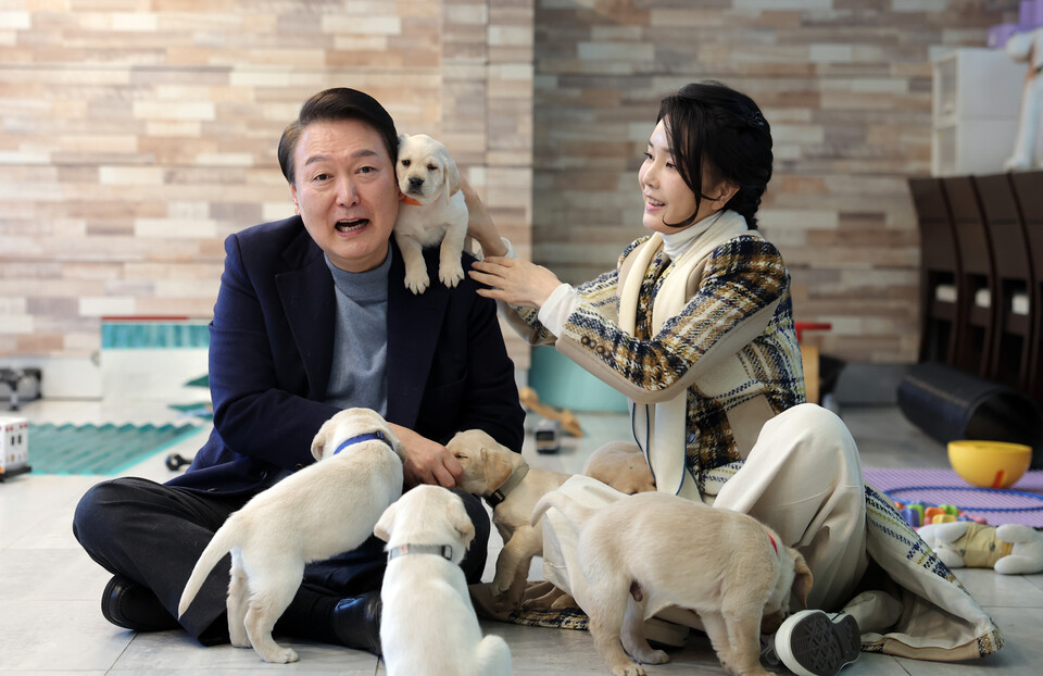 윤석열 대통령과 김건희 여사가 24일 경기도 용인 삼성화재 안내견 학교에서 리트리버 강아지들을 살펴보고 있다. /연합뉴스