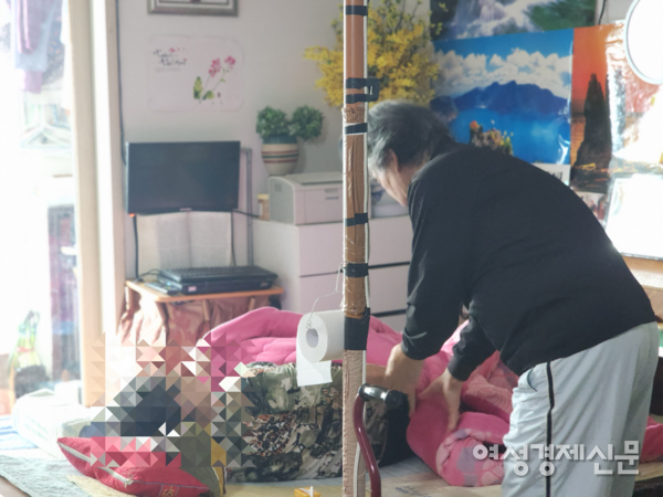 집에서 장애인을 돌보는 가족 /김현우 기자