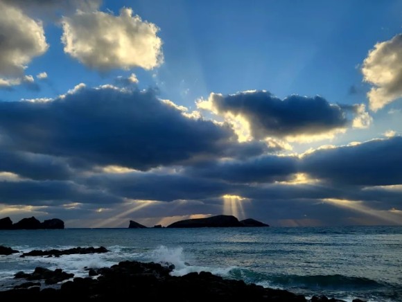 하루의 해가 지고 있는 제주 앞바다의 빛내림. 2022년 한 해도 이별을 고하고 있다. /사진=한익종