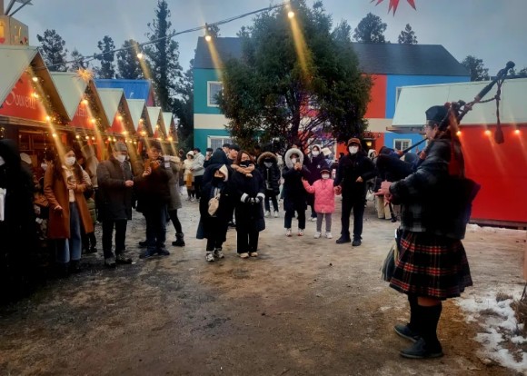 제주의 크리스마스 마켓에서 스코틀랜드 민요 올드랭자인을 연주하고 있는 백파이프 연주자. /사진=한익종