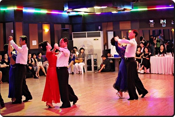 춤출 때 표정은 춤의 마지막 단계일 정도로 중요하다. /사진=강신영