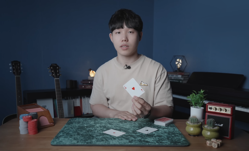 김슬기는 카드 기술과 사기도박 기술을 주로 시연하는 유튜버다. /김슬기 유튜브