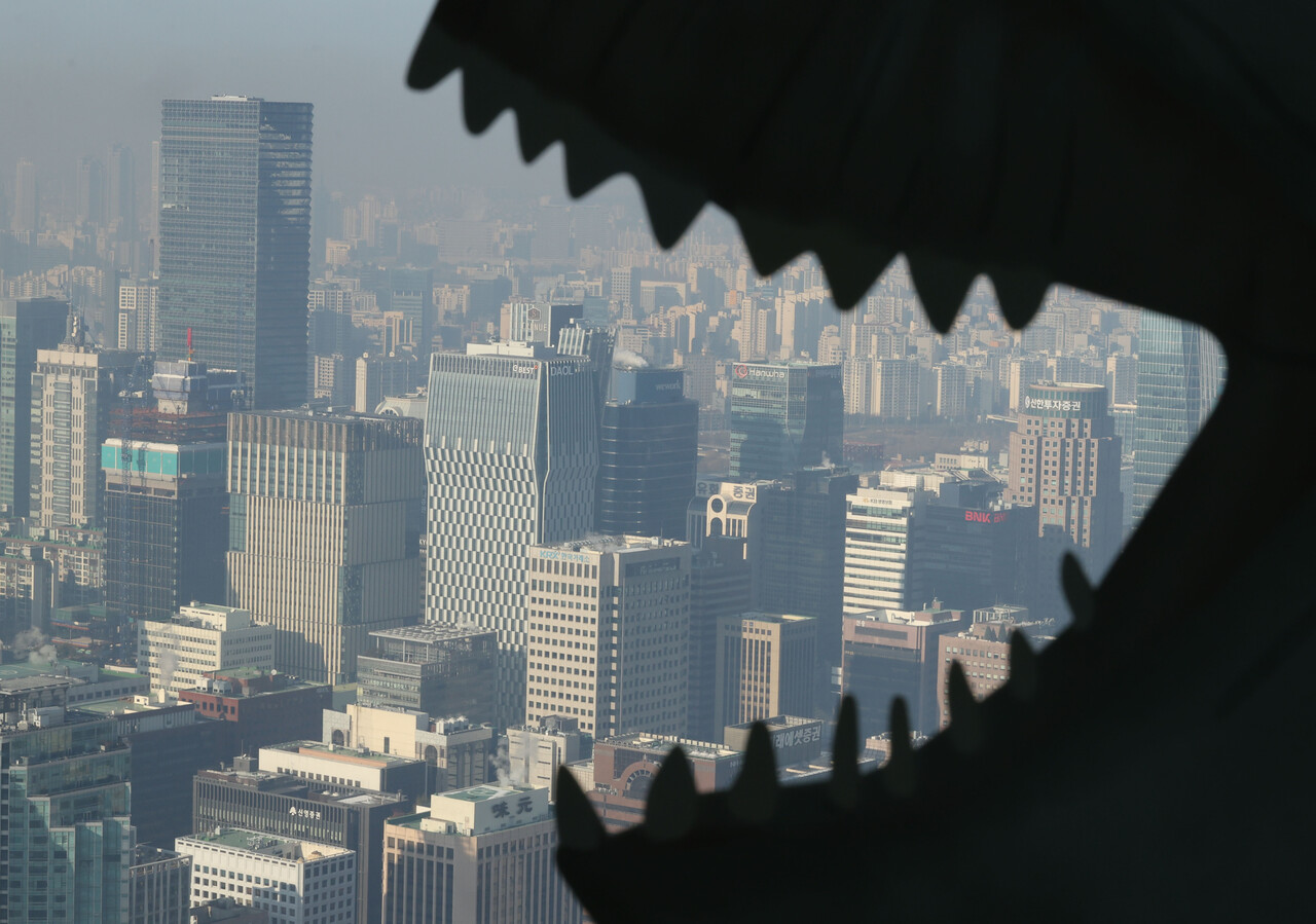 올해 아파트 매매가격이 외환위기 이후 24년 만에 가장 큰 낙폭을 기록했다. 법을 경유하지 않는 방법을 통해서라도 규제를 풀어야 한다는 주장이 나온다. /연합뉴스