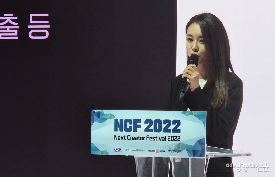 '듀자매' 콘텐츠 기획하고 있는 허영주 크리에이터가 '틱톡커·가수·배우·모델, 만능 엔터테이너의 글로벌 도전기'를 주제로 발표하고 있다. /김혜선 기자