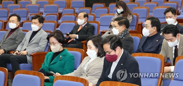 국민의힘 초선의원들이 15일 오후 서울 여의도 국회에서 열린 초선의원 간담회에 참석해 있다. /연합뉴스