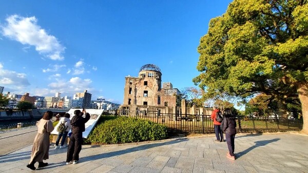 관광객들이 사진을 찍는다. 세계문화유산이어서 관심이 가는 걸까. 핵무기 참상의 상징이어서 찍는 걸까. 나 또한 어느 쪽인지 혼란스러웠다. 원폭 돔은 거대한 예술품처럼 보였다. /사진=양은심