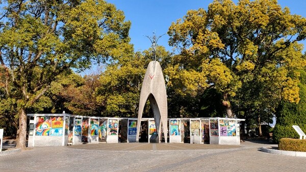 여행 마지막 날 아침. 관광객이 몰려들기 전 조용한 시간이다. 기증된 종이학을 배경으로 서 있는 '원폭 어린이 상'. 도쿄로 돌아가기 전, 한 번 더 종을 치고 손을 모았다./사진=양은심