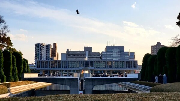 손을 모았다가 펼친 듯한 불꽃 받침대. 중앙에 불꽃이 타고 있다. /사진=양은심