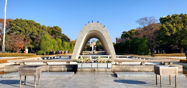 다음 날 아침 조용한 평화공원이다. 히로시마 성으로 가는 길에 다시 한 번 찾았다. 위령비 위에 평화의 상징인 비둘기들이 앉아 있었다. /사진=양은심