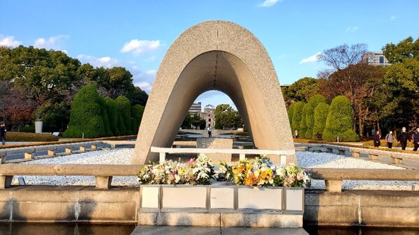 위령비 안쪽 저 멀리 원폭 돔이 보인다. /사진=양은심