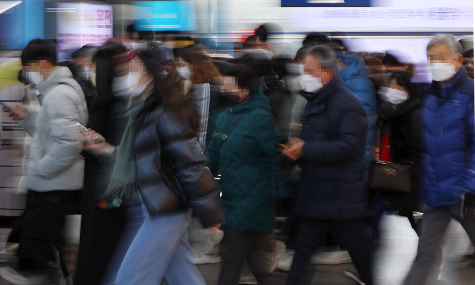 서울 지하철과 버스 요금이 이르면 내년 4월부터 오른다. 인상 폭은 지하철과 버스 모두 300원이 유력하다. 29일 오전 서울 구로구 신도림역 모습. /연합뉴스