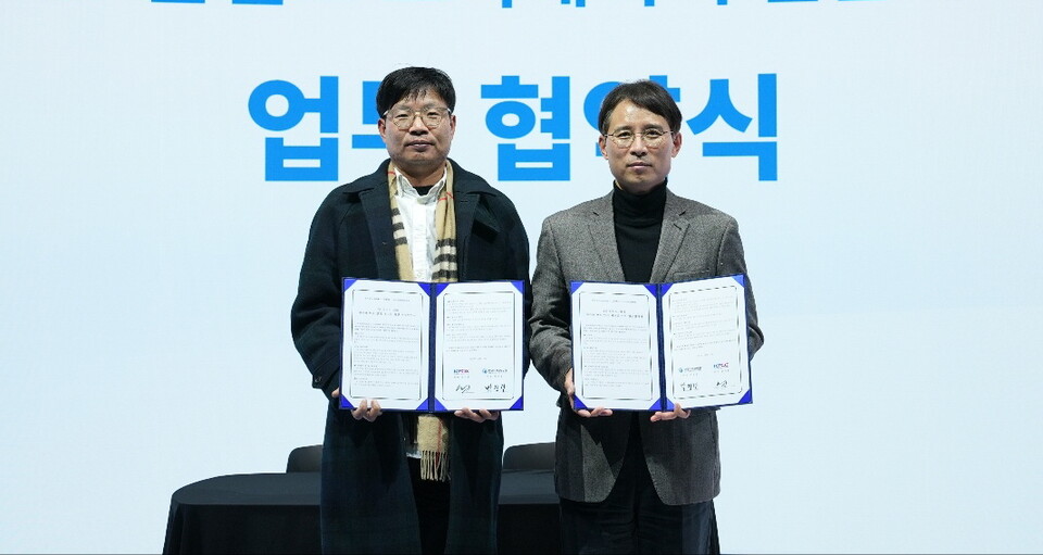 '넥스트 크리에이터 패스티벌 2022'에서 박정렬 한국저작권보호원 원장과 송재룡 K-콘텐츠 크리에이터 연합회 회장이 업무협약식을 진행했다./ 에코마이스