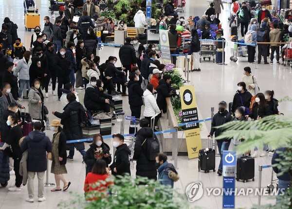 최근 세계 여러 나라가 중국발 여행객에게 코로나19 검사 음성 결과 제출을 의무화하는 등 입국 규제 강화를 하고 있는 가운데 29일 오전 인천국제공항 제1터미널에서 이용객이 입국장으로 나오고 있다. /연합뉴스