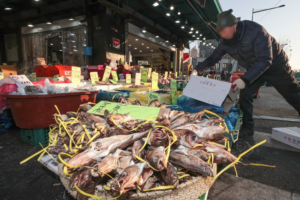 향후 1년간의 소비자물가 상승률 전망치인 기대인플레이션율이 12월 기준 3％대로 떨어졌다. /연합뉴스