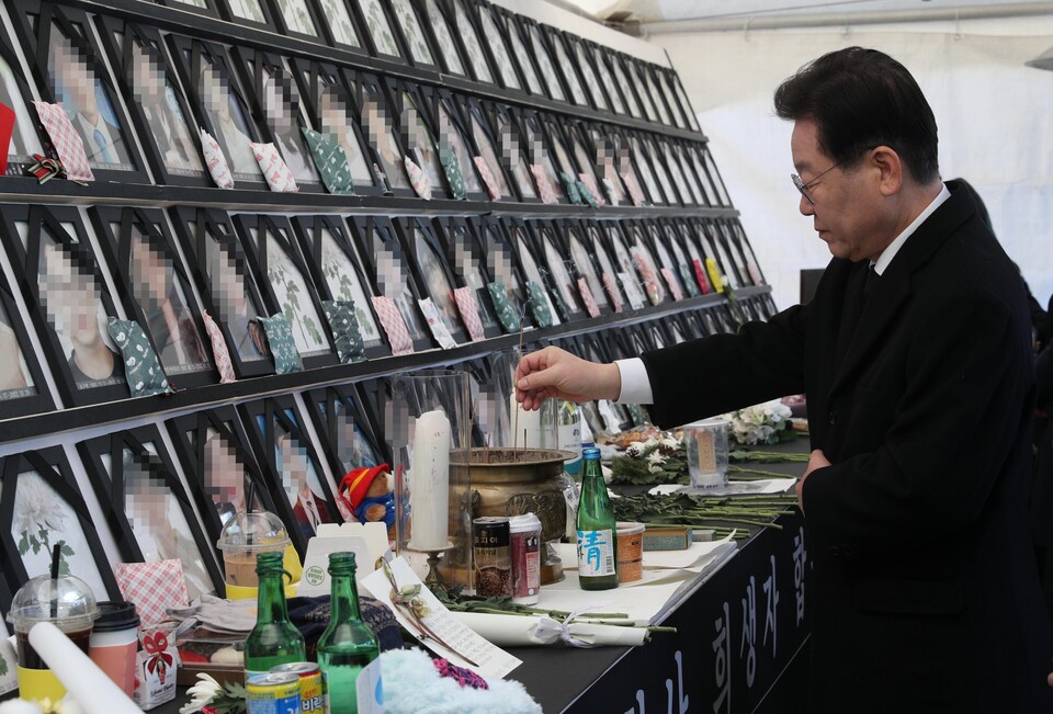 2023년 계묘년 새해 첫 날인 1일 오전 더불어민주당 이재명 대표가 서울 용산구 이태원광장에 마련된 10.29 이태원참사 희생자 시민분향소를 찾아 헌화·분향하고 있다. /국회사진기자단=연합뉴스