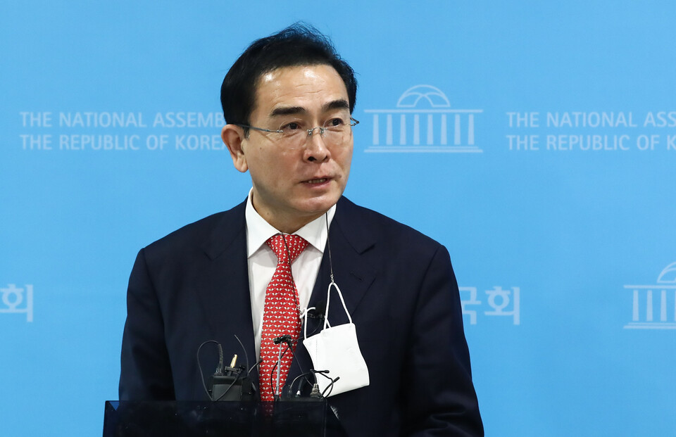 국민의힘 태영호 의원이 25일 오후 서울 여의도 국회 소통관에서 '태영호 의원실 사칭 피싱 메일' 관련 기자회견을 하고 있다. /연합뉴스