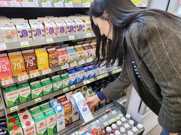 소비기한으로 표기할 경우 제품에 문제가 발생 시 분쟁의 소지가 더 커질 것이라는 의견도 있다. 마트에서 소비자가 우유 제품을 고르고 있다. /연합뉴스