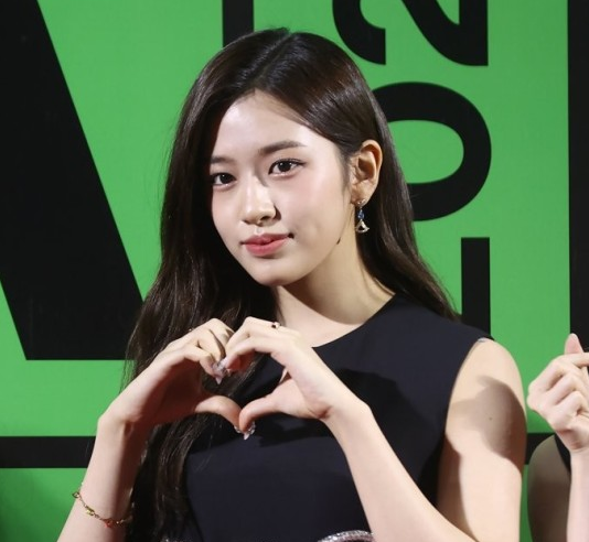 걸 그룹 아이브의 안유진(2003년 9월 1일생)은 기존 한국식 나이로 치면 올해 21살이 됐지만 만 나이로는 19세다. /연합뉴스