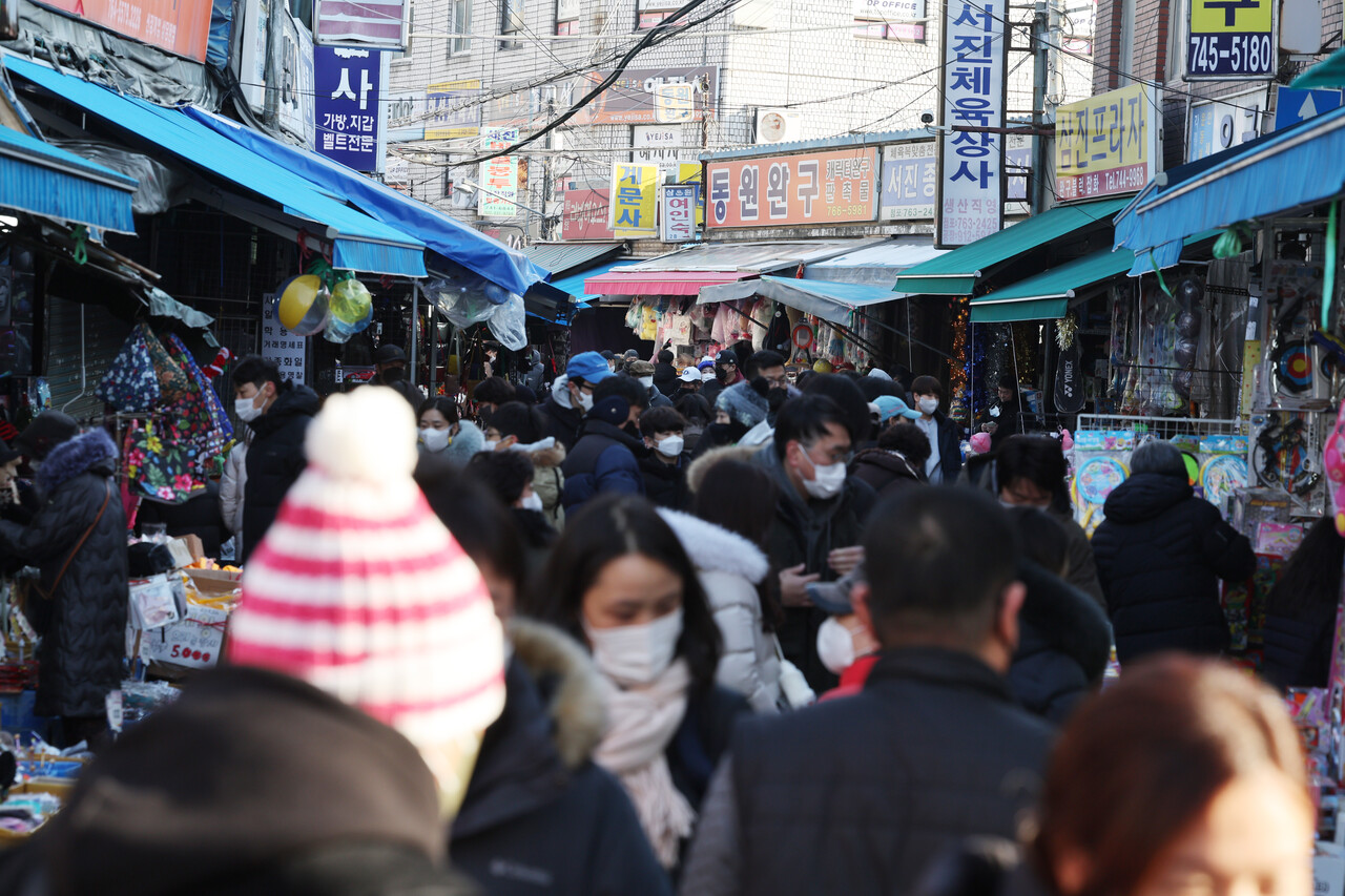 올해 크리스마스와 부처님오신날은 대체 공휴일로 지정된다. 성탄절인 지난해 12월 25일 오후 서울 종로구 창신동 문구완구시장을 찾은 시민들이 장난감 구경을 하고 있다. /연합뉴스