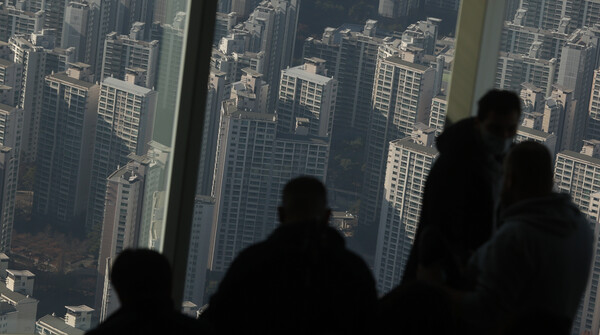 아파트를 사기에 불안한 시점에 ‘빛 좋은 개살구’일 뿐이라는 것. 아파트 미분양이나 걱정하라는 비판도 제기된다. /연합뉴스