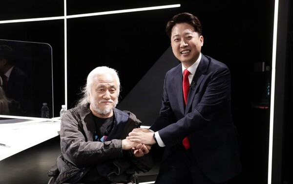 이준석 전 국민의힘 대표(오른쪽)와 박경석 전국장애인차별철폐연대 상임대표 /연합뉴스