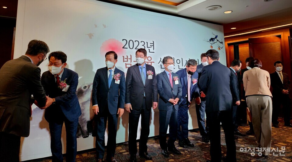 3일 서울 중구 롯데호텔에서 열린 범금융 신년인사회에서 6대 금융단체 협회장이 내빈을 맞이하고 있다. /이상헌 기자