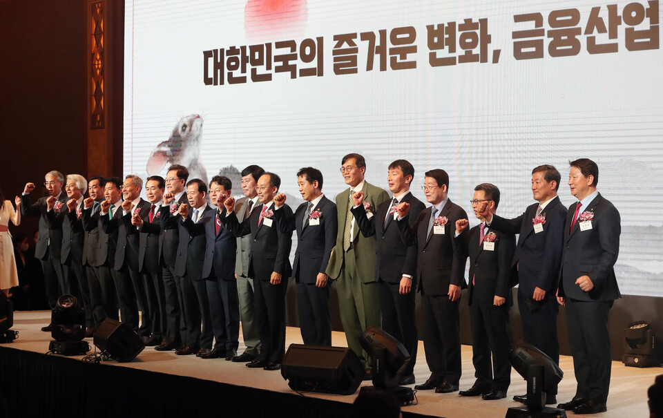 3일 중구 롯데호텔에서 열린 범금융 신년인사회에서 추경호 부총리 겸 기획재정부 장관, 김주현 금융위원장, 이창용 한국은행 총재, 이복현 금감원장 등 참석자들이 기념촬영을 하고 있다. /연합뉴스