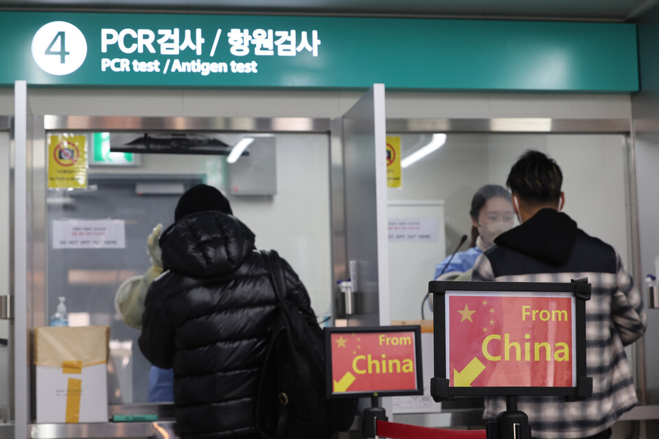 중국발 입국자 모두에 대해 코로나19 유전자증폭(PCR) 검사를 하는 고강도 방역 대책이 시작된 2일 인천국제공항 제1터미널 코로나19 검사센터에서 중국발 입국자들이 검사를 받고 있다. /연합뉴스