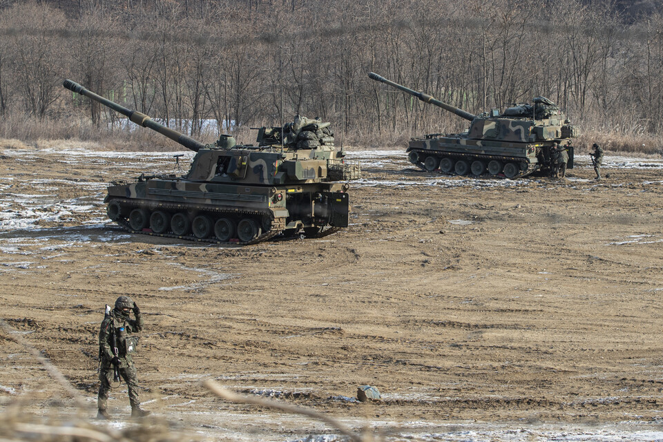 정부가 연이은 북한의 도발에 맞서 9·19 군사합의 효력 정지를 검토하는 가운데 5일 경기도 파주시 접경지에서 K9 자주포가 훈련을 준비하고 있다. /연합뉴스