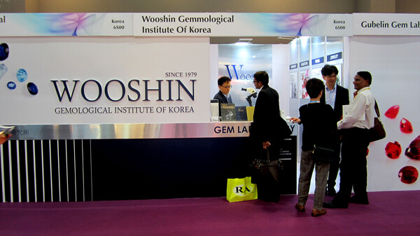 홍콩보석전시회에 참여한 ‘우신보석감정원(Wooshin Gemological Institute of Korea)’ 부스. /우신보석감정원