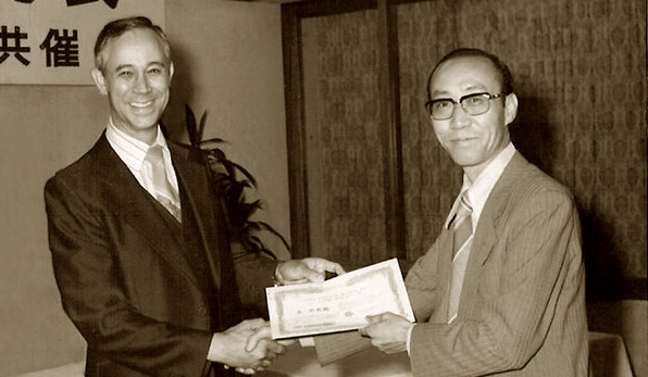 1979년 일본 GIA에서 수료장을 받는 설립자 고 오희남 원장(1935~1998/오른쪽). /우신보석감정원