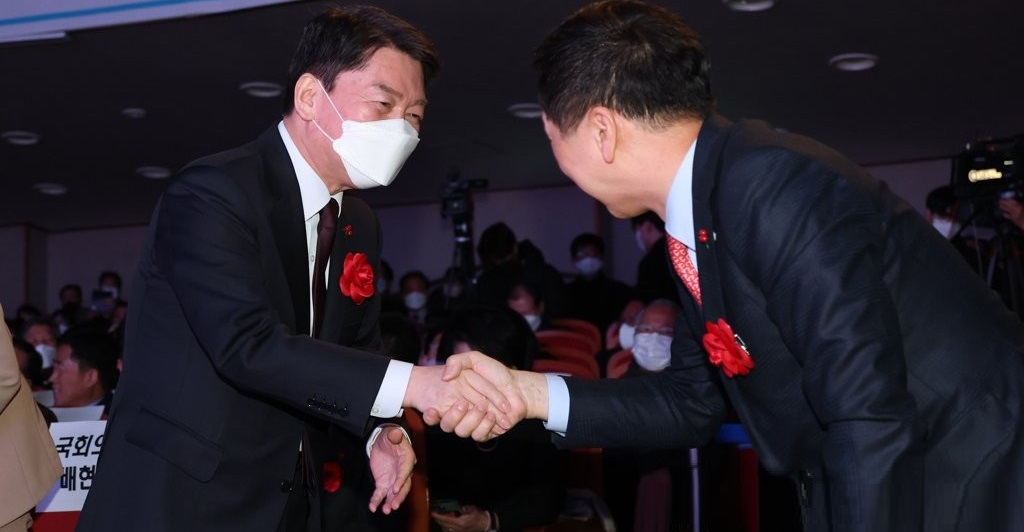 국민의힘 차기 당 대표 경선에 출마한 김기현 의원(오른쪽 )이 5일 오후 서울 송파구민회관에서 열린 국민의힘 송파을 신년인사회에서 안철수 의원과 악수를 하고 있다. /연합뉴스