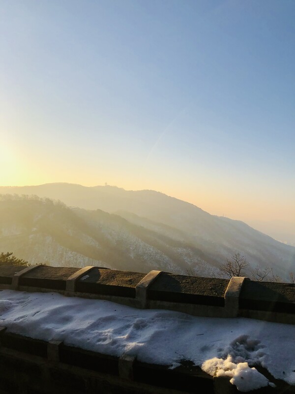 파란 많은 선조의 역사가 흰 눈으로 덮인 남한산성 남문을 거쳐 산성 길 따라 가쁜 숨 몰아쉬며 수어장대로 차근차근 올라갑니다. /사진=최익준
