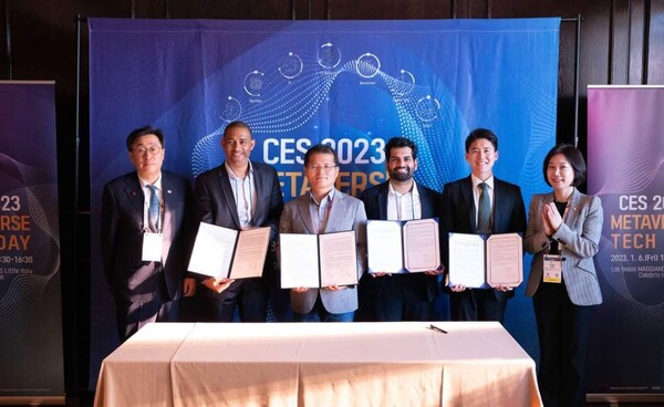 허은아 의원(맨 오른쪽)이 CES 2023에서 참석자들과 기념사진을 찍고 있다. /허은아 의원실